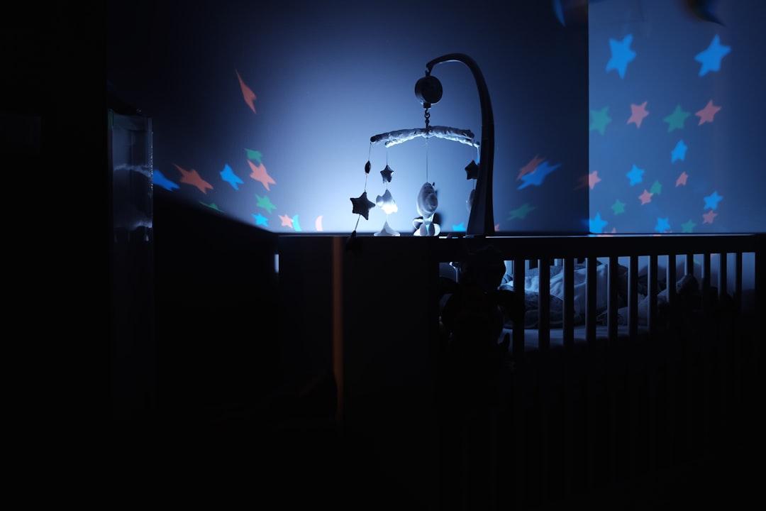 Baby's black wooden crib with led crib mobile from Bastien Jaillot on Unsplash 10 loại thực phẩm giúp ngon giấc
