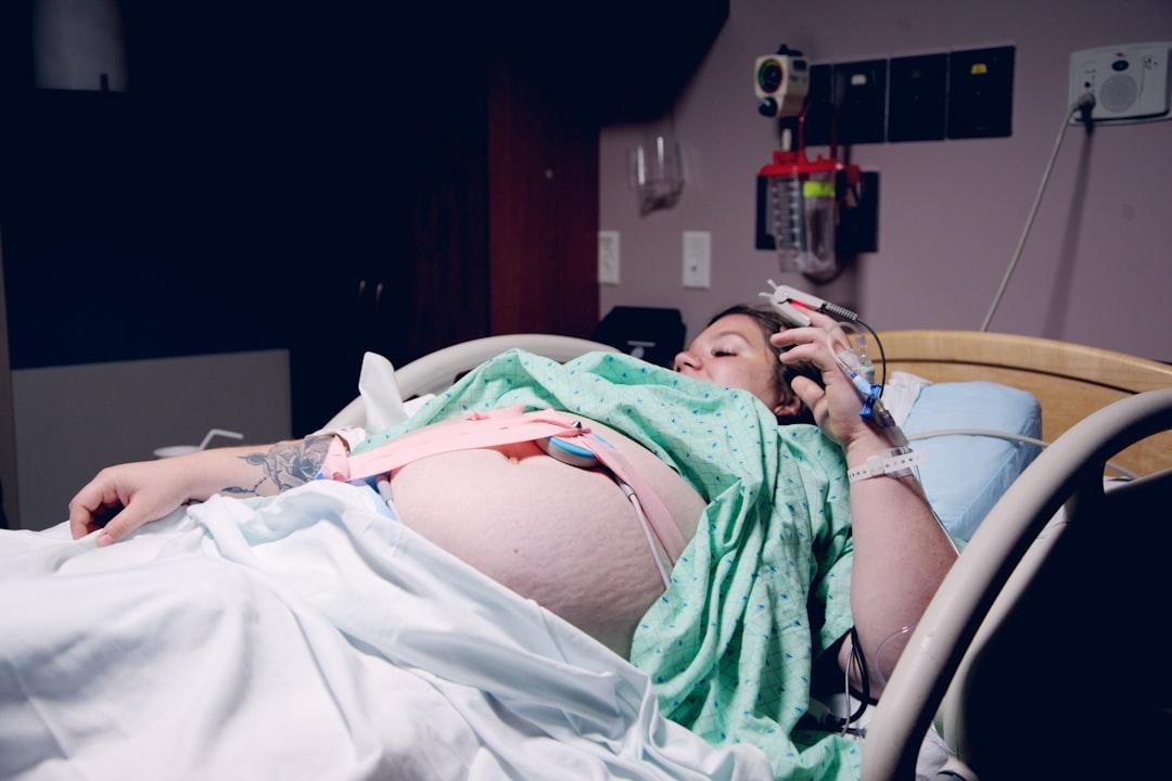 Woman lying down in a hospital bed from Alexander Grey on Unsplash Dấm táo - mỹ phẩm sạch