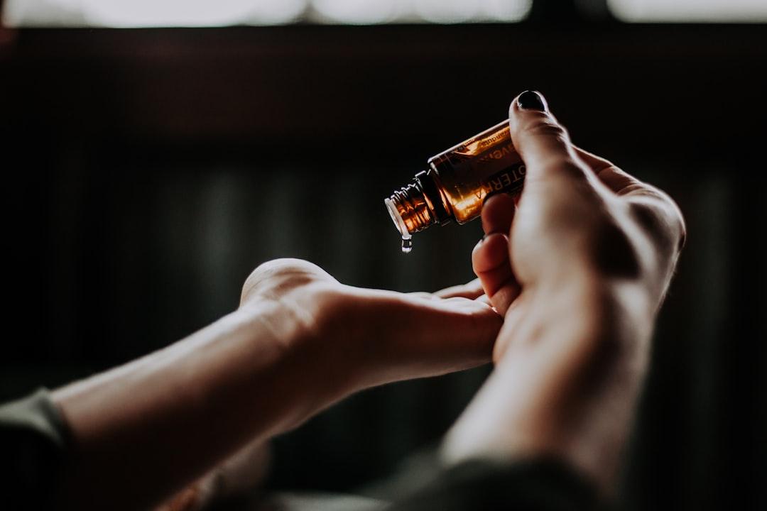 Person holding amber glass bottle from Christin Hume on Unsplash Cấp bách giảm tỷ lệ biến chứng, tử vong do sốt xuất huyết