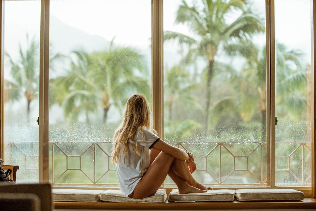 Woman sitting on white cushion near glass window from Roberto Nickson on Unsplash Thực phẩm tăng cường hệ miễn dịch