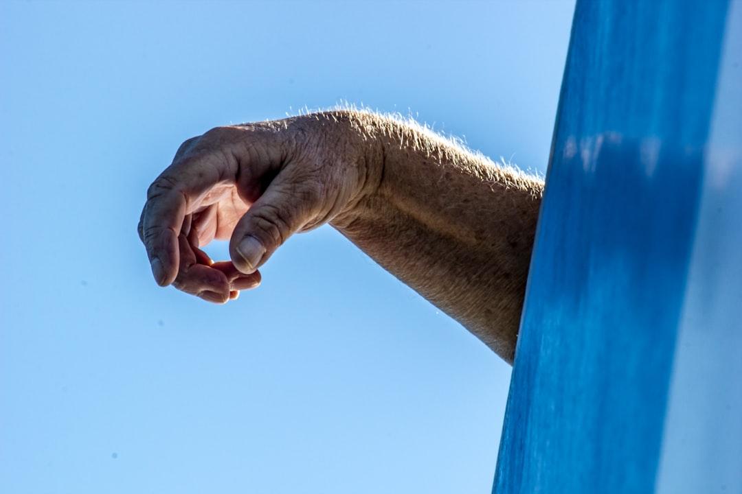 Person right hand from michael schaffler on Unsplash 4 căn bệnh thường gặp ở trẻ