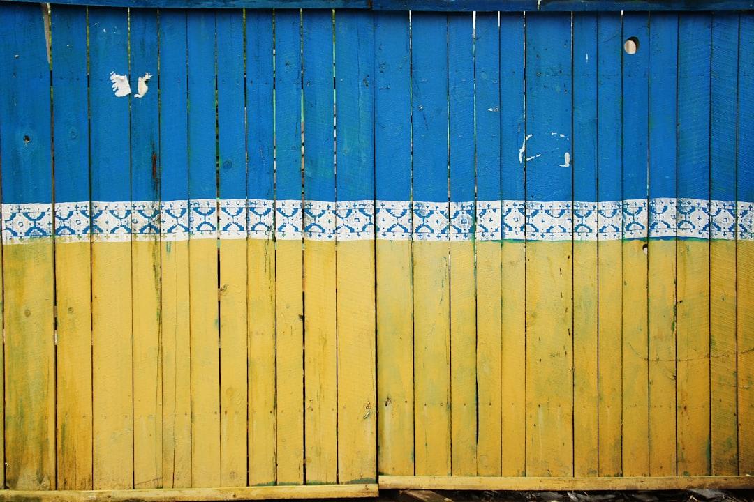 Yellow and blue wooden fence from Tina Hartung on Unsplash Tin ảnh sức khỏe