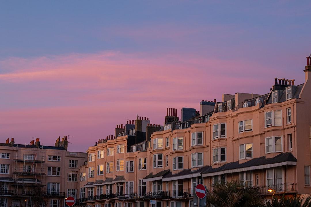 Beige building from Veerle Contant on Unsplash CARMANUS - thảo dược trị gan nhiễm mỡ