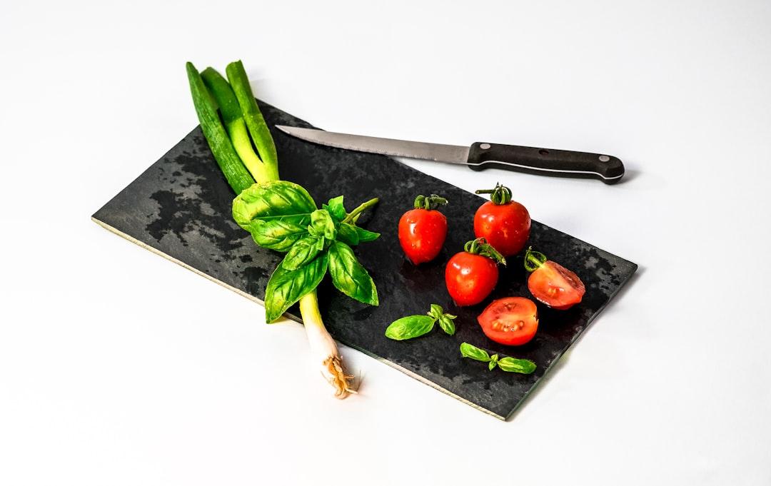 Slice of tomato on board beside knife from Dennis Klein on Unsplash Bảy loại thực phẩm giúp giảm stress