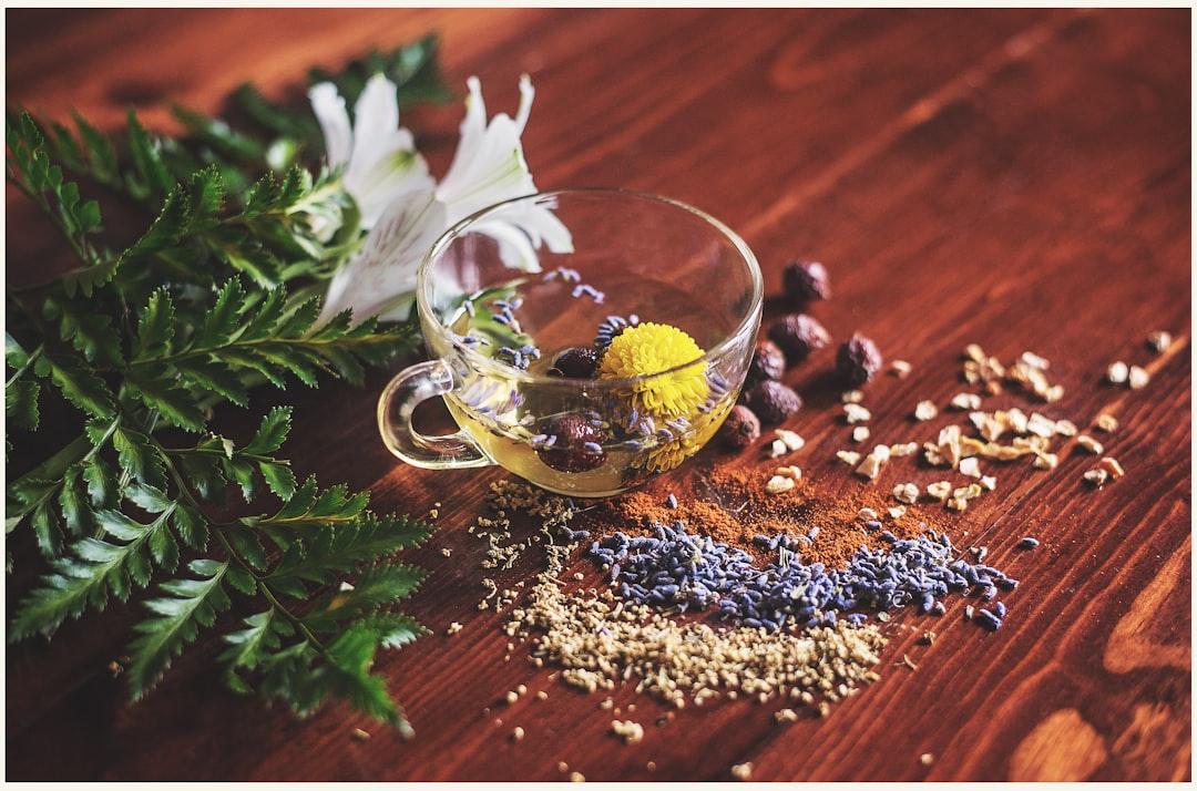 Clear tea cup on brown surface from Lisa Hobbs on Unsplash Chữa viêm loét dạ dày, tá tràng từ... chè dây!