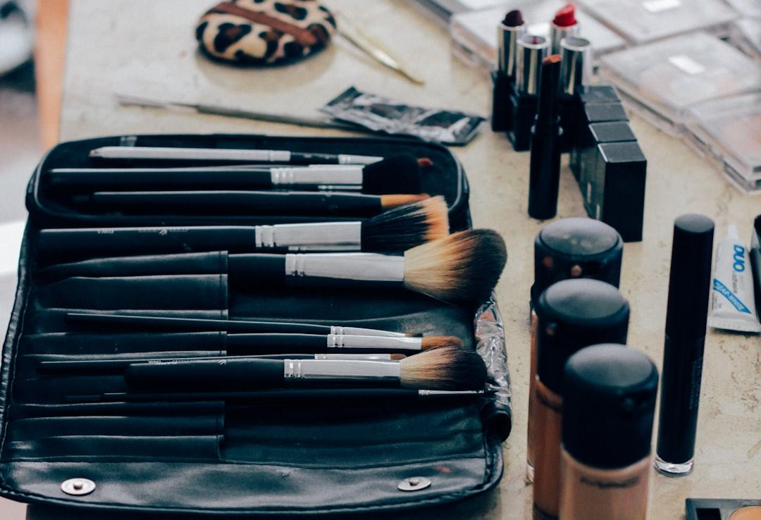 Black makeup brush set from Manu Camargo on Unsplash Làm đẹp nhũ hoa - 'Đau như đau đẻ'