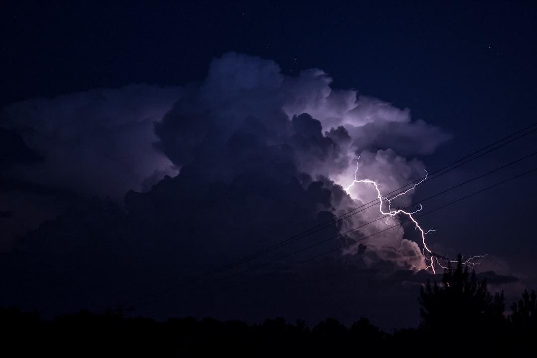 Single cell thunderstorm from NOAA on Unsplash Miền Bắc lạnh, bệnh nhân nhập viện tăng