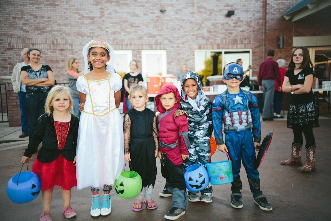 children standing while holding Jack 'o lantern and wearing costume Ngực - Viêm phổi thường