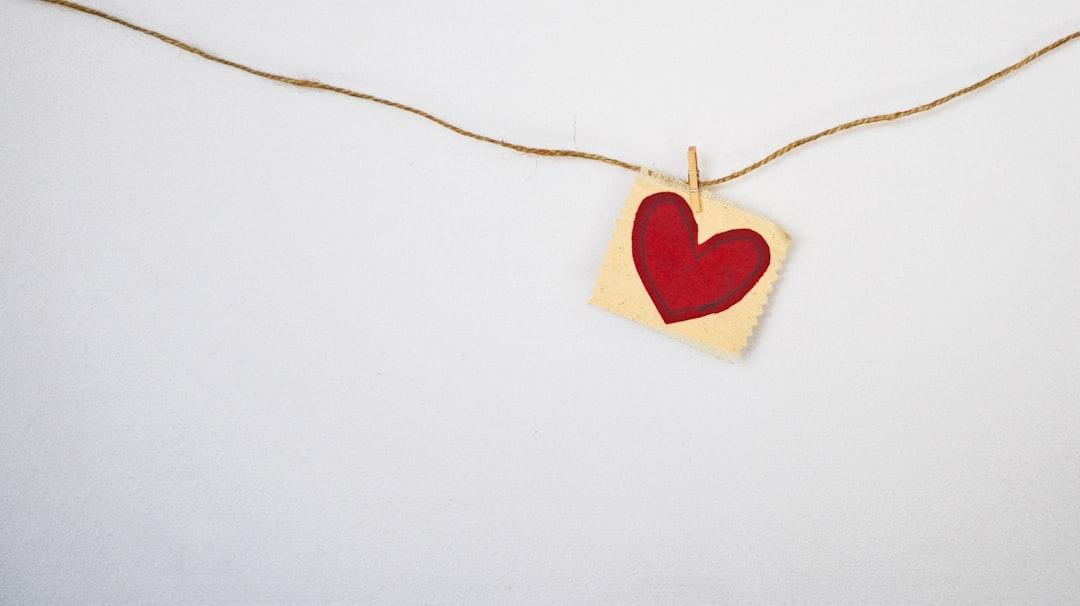 heart-shaped red and beige pendant Ngực - Bệnh tim bẩm sinh