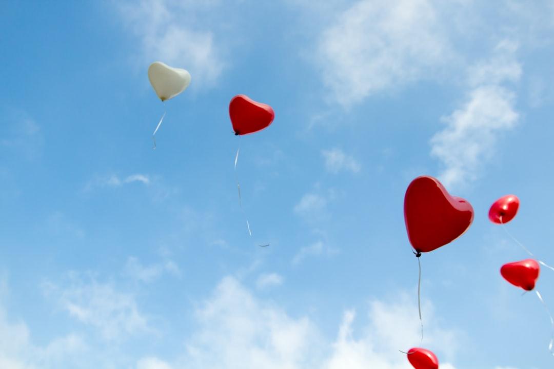 Red and white heart balloons from Christopher Beloch on Unsplash Nào, ta cùng thăng hoa!