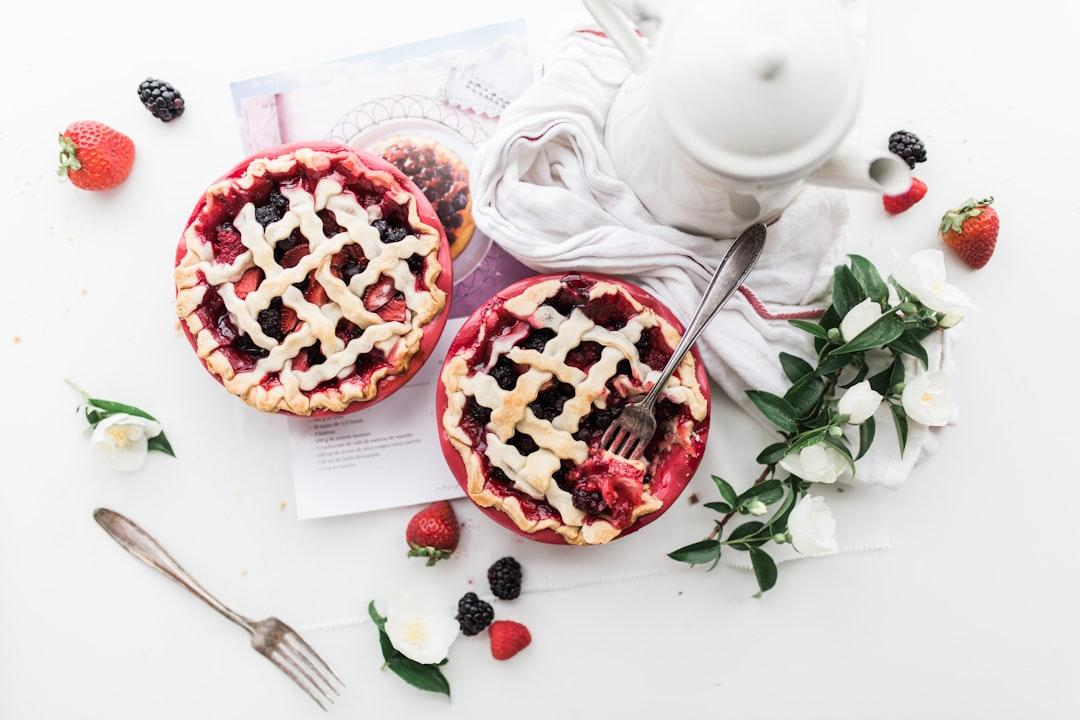 Baked pie near white ceramic teapot from Brooke Lark on Unsplash 17 người tử vong do ngộ độc thực phẩm