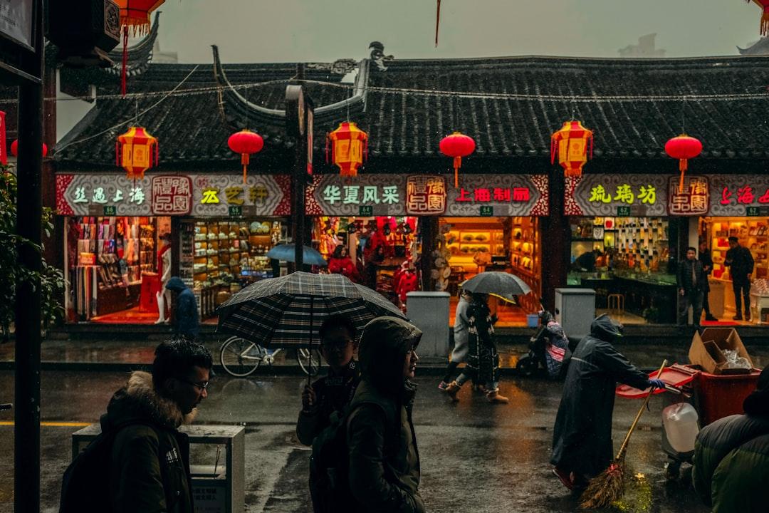 Person carrying umbrellas from Nuno Alberto on Unsplash Số ca ung thư dạ dày ở Trung Quốc tăng nhanh