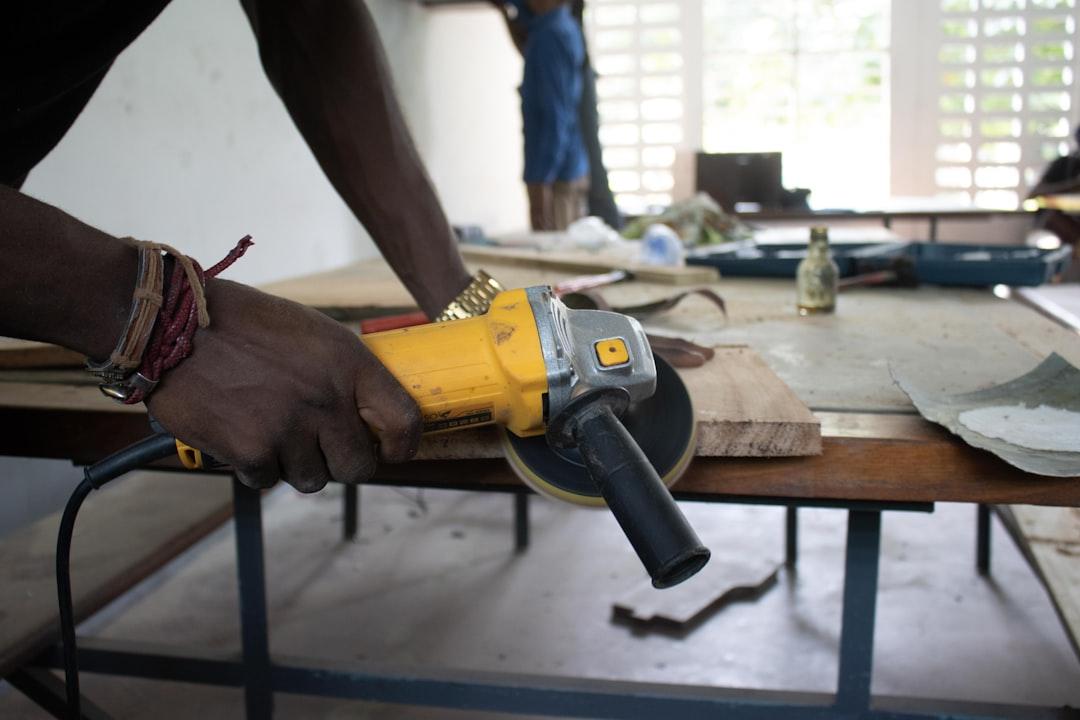 A man is using a drill to drill a piece of wood from Trésor Kande on Unsplash 9 dược phẩm và thực phẩm kị nhau