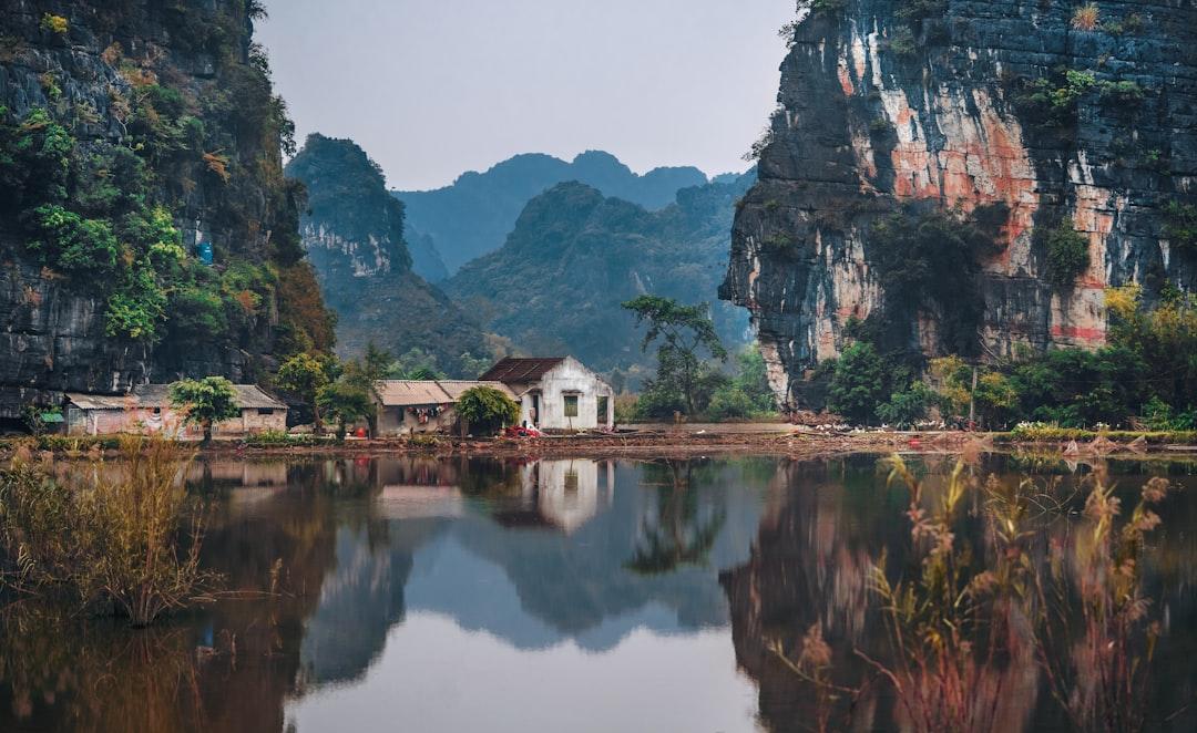 White house between two cliffs from Ruslan Bardash on Unsplash 65% trường hợp không biết mình mắc bệnh