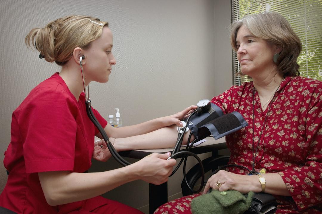 A woman with a stethoscope listening to a patient from CDC on Unsplash Cứu sống bệnh nhân tắc động mạch máu não