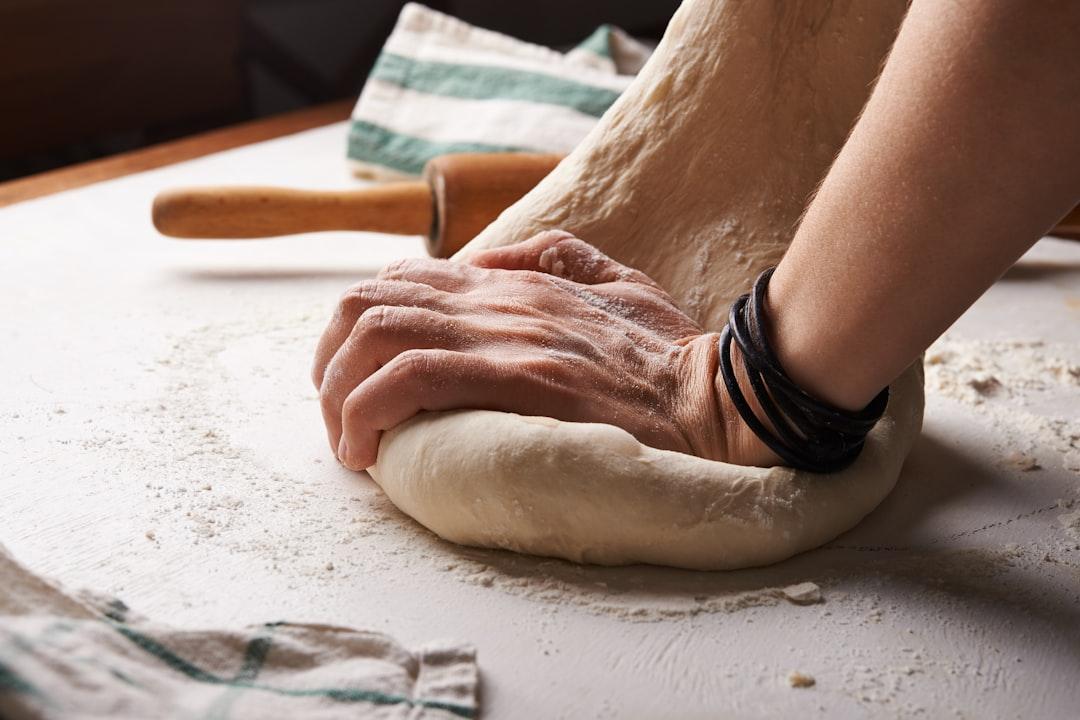 Person making dough beside brown wooden rolling pin from Nadya Spetnitskaya on Unsplash Đừng quên chỉ số đường huyết