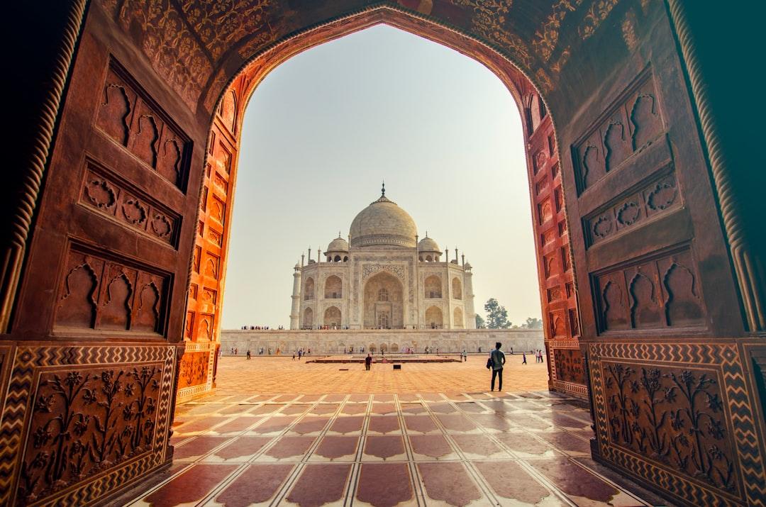 People near taj mahal from Sylwia Bartyzel on Unsplash Tin ảnh Sức khỏe
