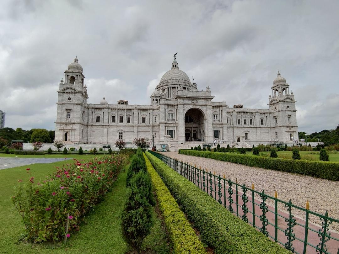 Green hedge in front of the victoria memorial from Shawan Banerjee on Unsplash Kích nhịp tim cứu sống trẻ sơ sinh