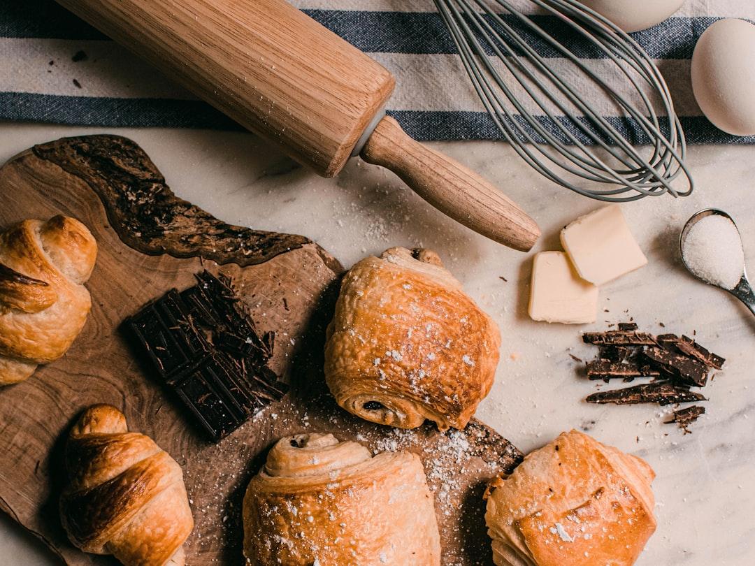 Brown wooden rolling pin beside brown wooden rolling pin from tabitha turner on Unsplash