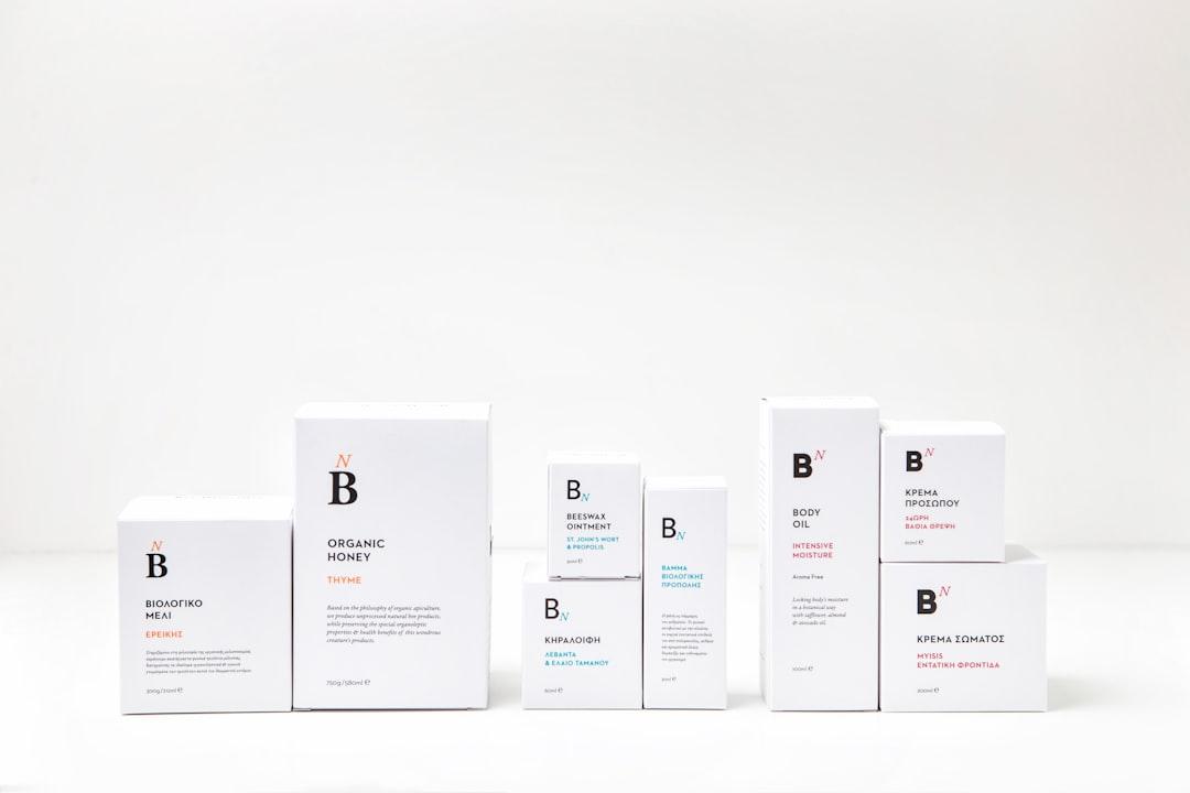 White cardboard boxes from Bee Naturalles on Unsplash Cho "chuyện yêu" luôn nồng nàn