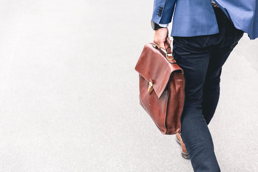 Person walking holding brown leather bag from Marten Bjork on Unsplash Cân bằng giữa cuộc sống và công việc?