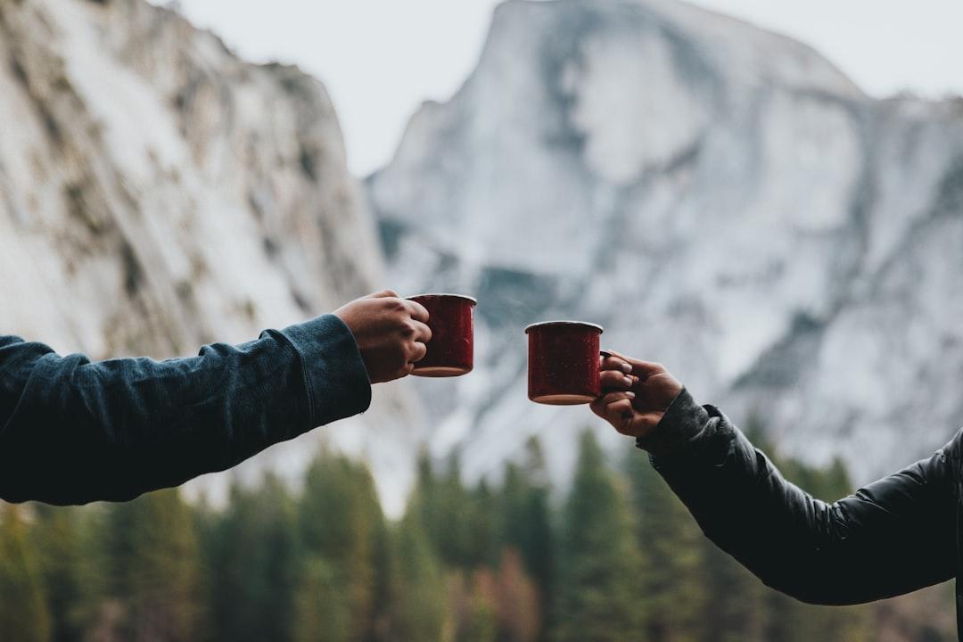 Two person holding red mugs from Nathan Dumlao on Unsplash Những sai lầm khi uống trà