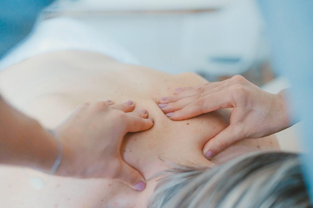 Person massaging the back of a woman from Toa Heftiba on Unsplash Hạnh phúc tột cùng của người phụ nữ 18 lần sảy thai