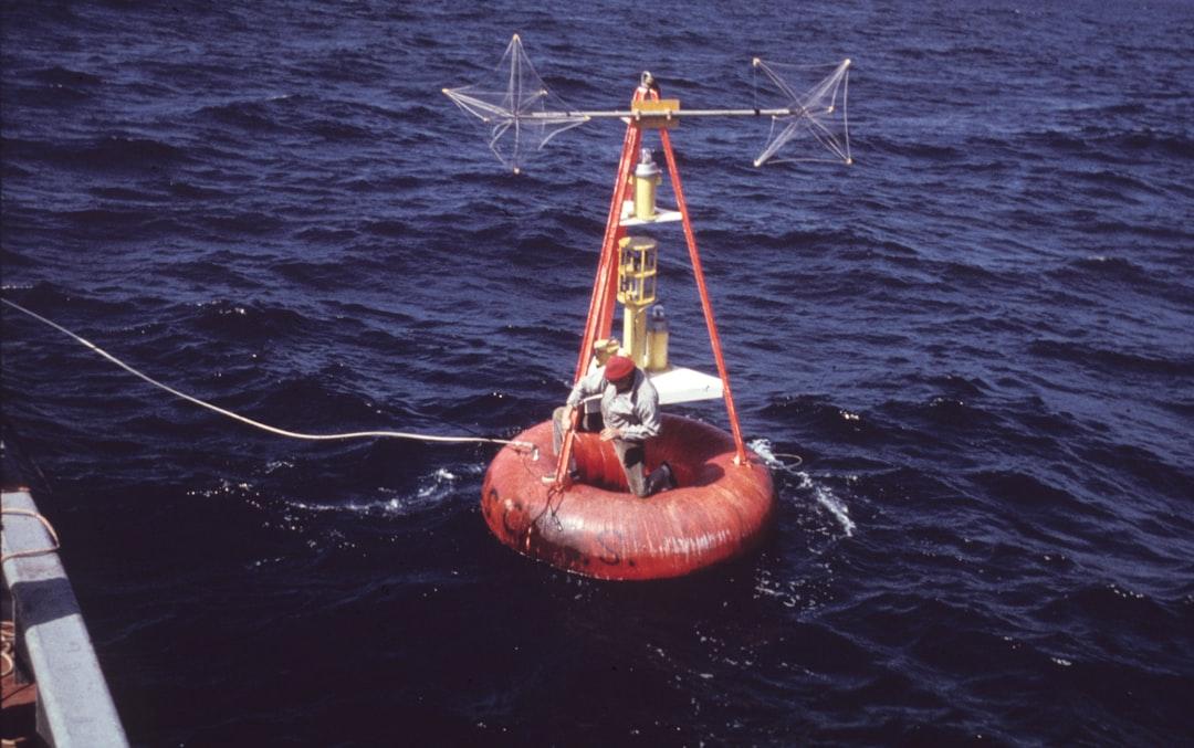 Red floating device close-up photography from NOAA on Unsplash Hút thuốc lá, giảm IQ