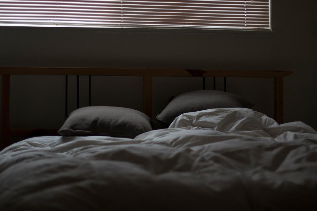 Empty white and gray bed set from Quin Stevenson on Unsplash 8 chú ý khi sử dụng thuốc ngủ