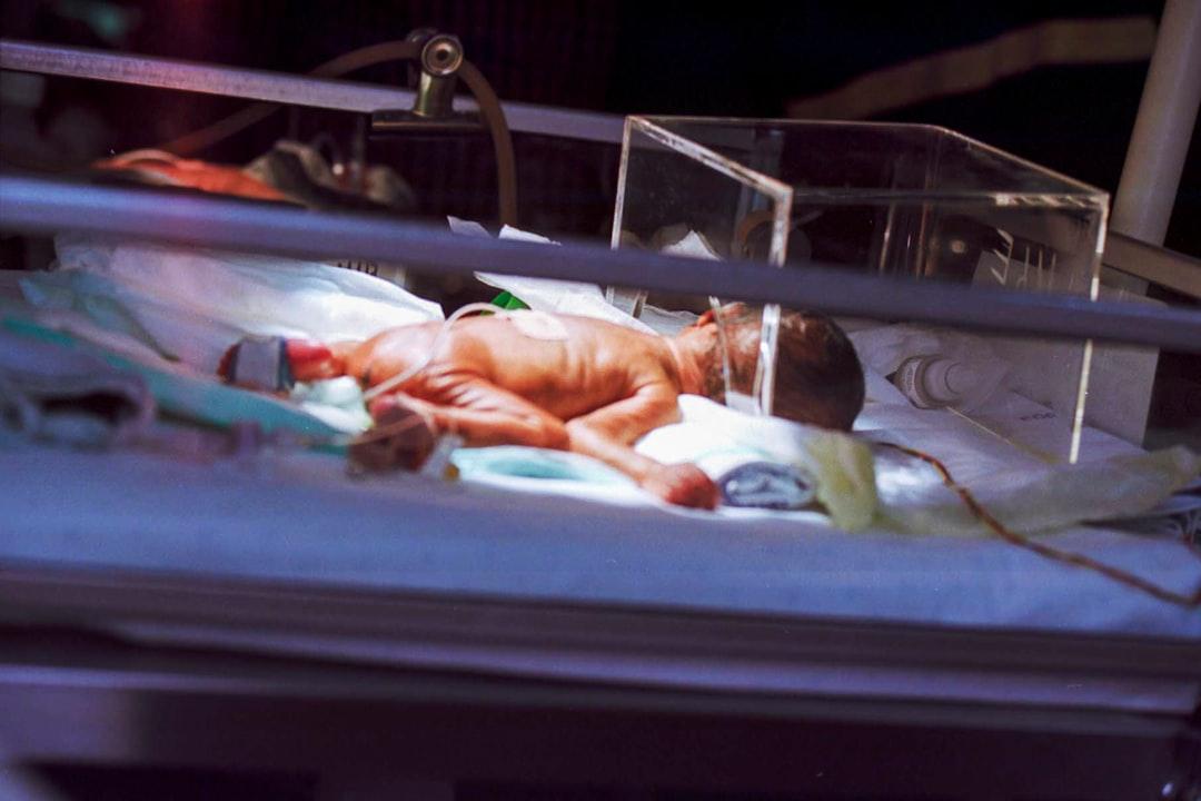 Baby on incubator from Hush Naidoo Jade Photography on Unsplash Thực hiện thành công kỹ thuật mổ nội soi một lỗ