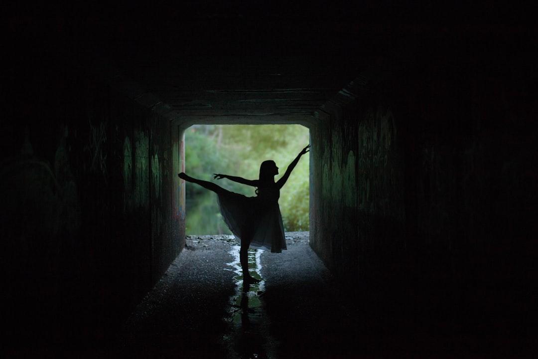 Silhouette of woman doing ballet low light photography from Kyle Head on Unsplash Lợi ích của khiêu vũ