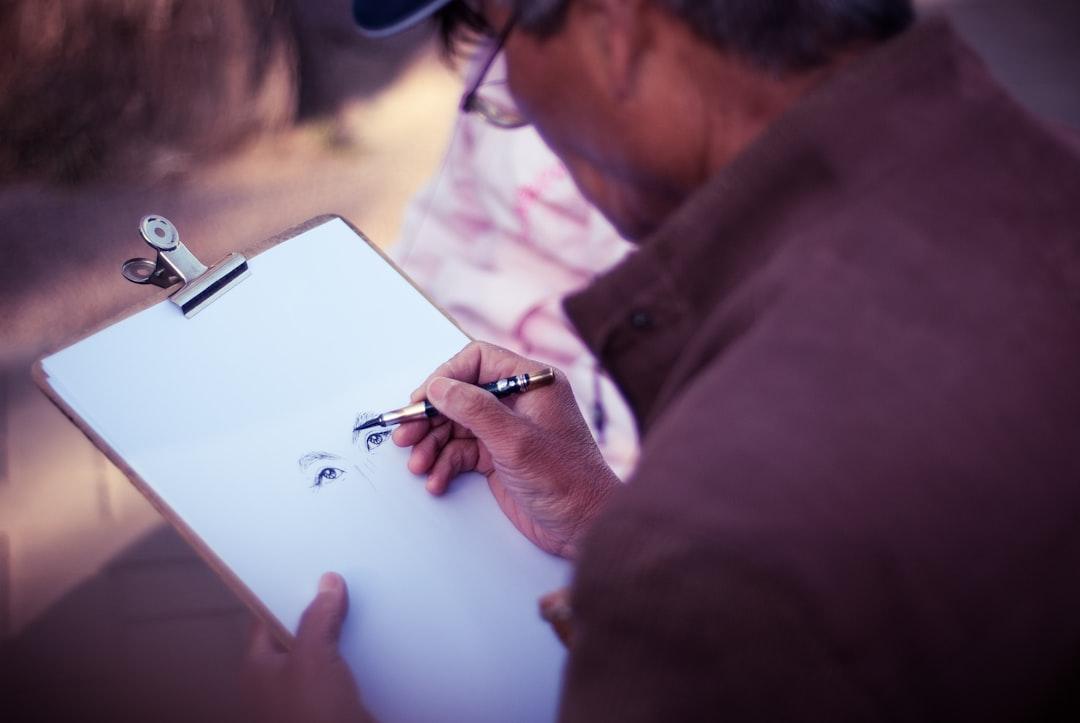Man sketching face on white printer paper from JJ Ying on Unsplash Hóa chất tồn dư cao nhất trong táo đỏ, lê, quýt, nho TQ