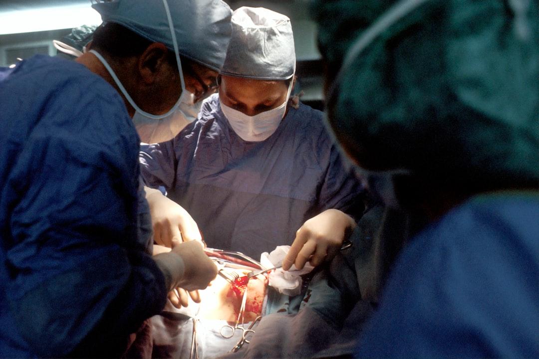 Doctor and nurse during operation from National Cancer Institute on Unsplash Dao đâm xuyên qua đầu vẫn không chết