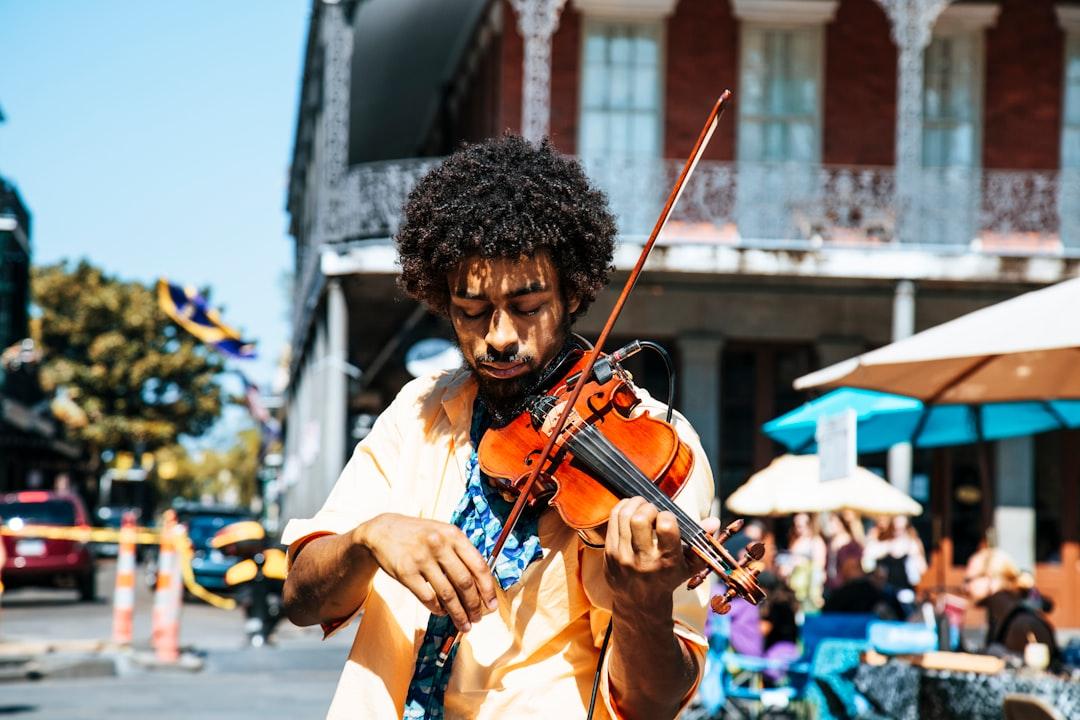 A man playing the violin or fiddle on the streets in new orleans in the french quarter from William Recinos on Unsplash Trứng gà có tác dụng giảm béo