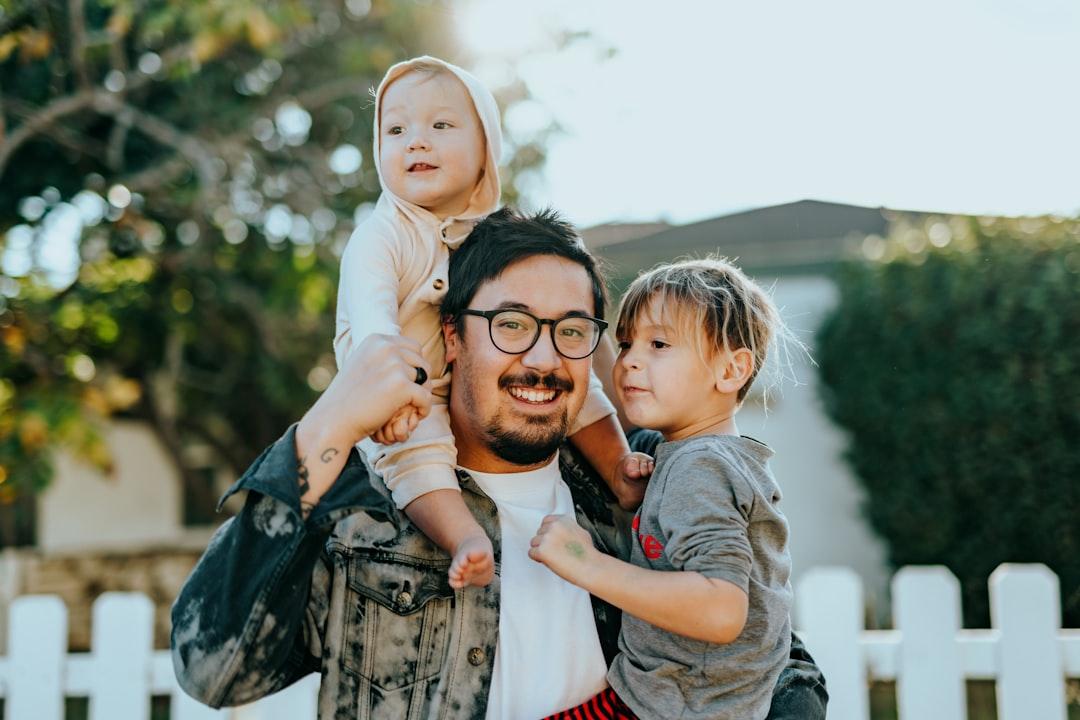 Man in white shirt carrying girl in gray shirt from Nathan Dumlao on Unsplash Để mãi 'nồng cháy' như thuở ban đầu