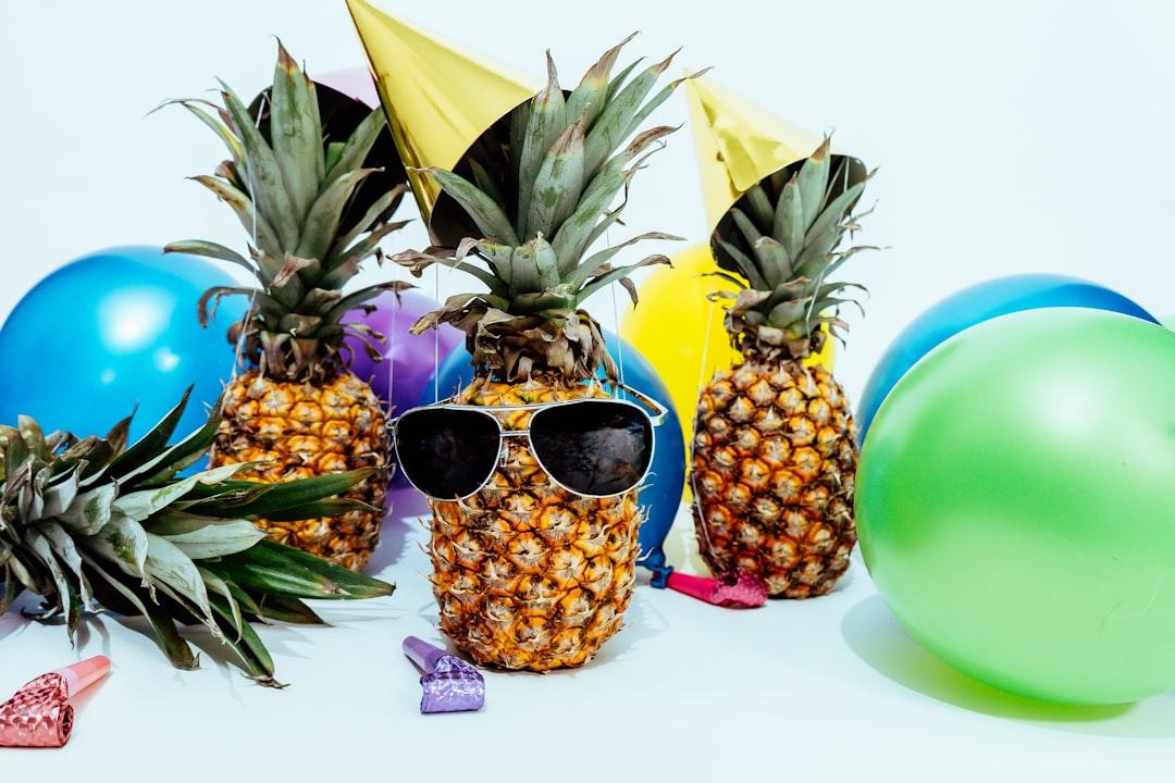 Several pineapples at a party from Pineapple Supply Co. on Unsplash Axit uric máu tăng gây ra hàng chục bệnh hiểm