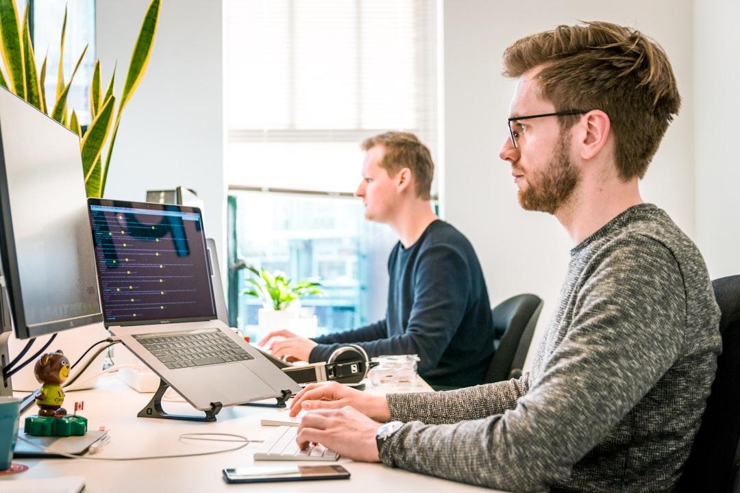 Man sitting on chair wearing gray crew-neck long-sleeved shirt using apple magic keyboard from Tim van der Kuip on Unsplash Giảm béo... ngay trong giấc ngủ
