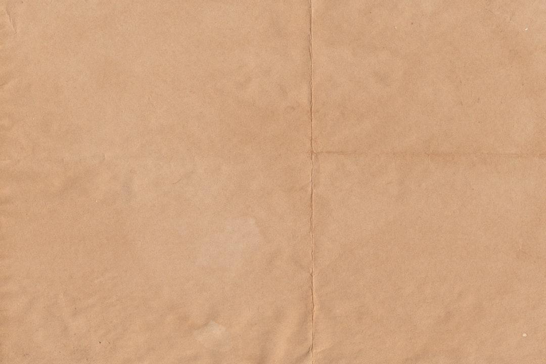 A piece of brown paper with a white background from Ivan Gromov on Unsplash Trung Quốc: Phát hiện giấy ăn chứa chất gây ung thư