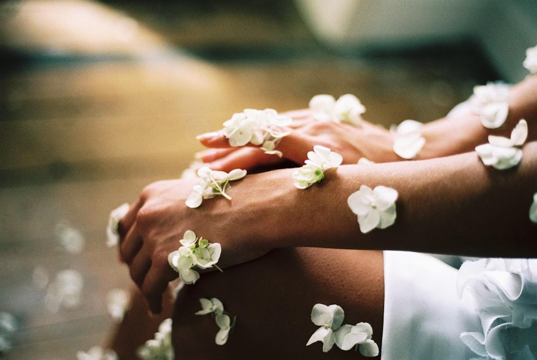 Person surrounded by white flowers from Chris Jarvis on Unsplash Bà bầu trang điểm cần lưu ý những gì?