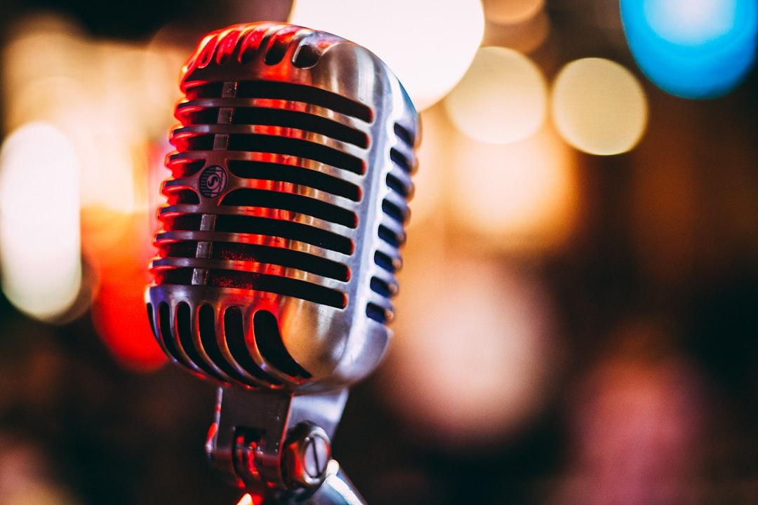 Bokeh photography of condenser microphone from israel palacio on Unsplash Có thể hỏng tai vì... nghe nhạc