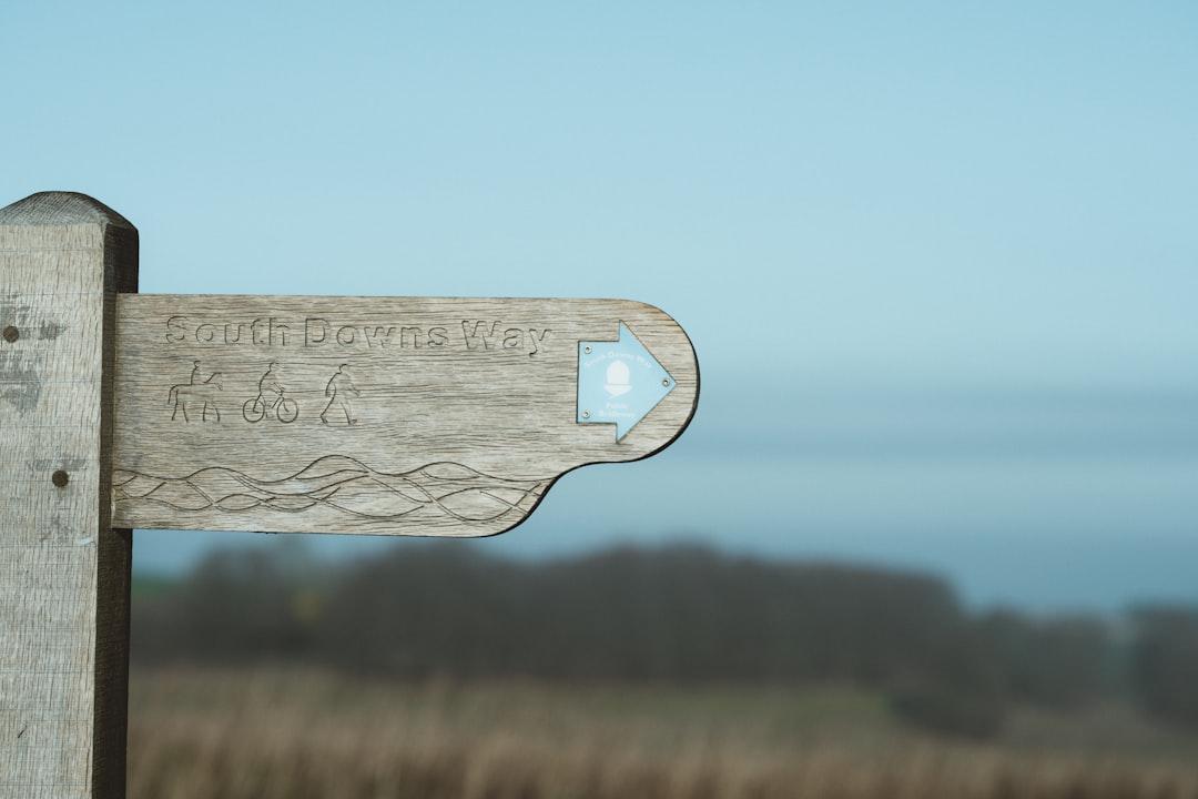 Brown wooden signage during daytime from Annie Spratt on Unsplash Công nghệ tái tạo...“của quý”