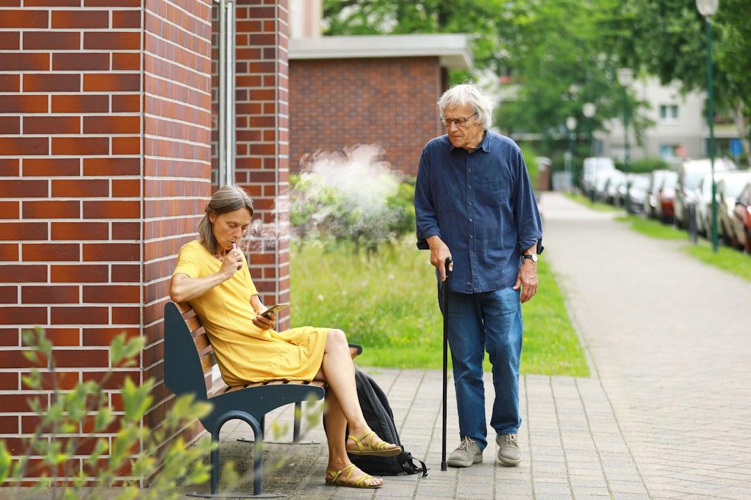 A woman sitting on a bench next to a man from Ernst-Günther Krause (NID) on Unsplash Vết xe đổ mẫu mực