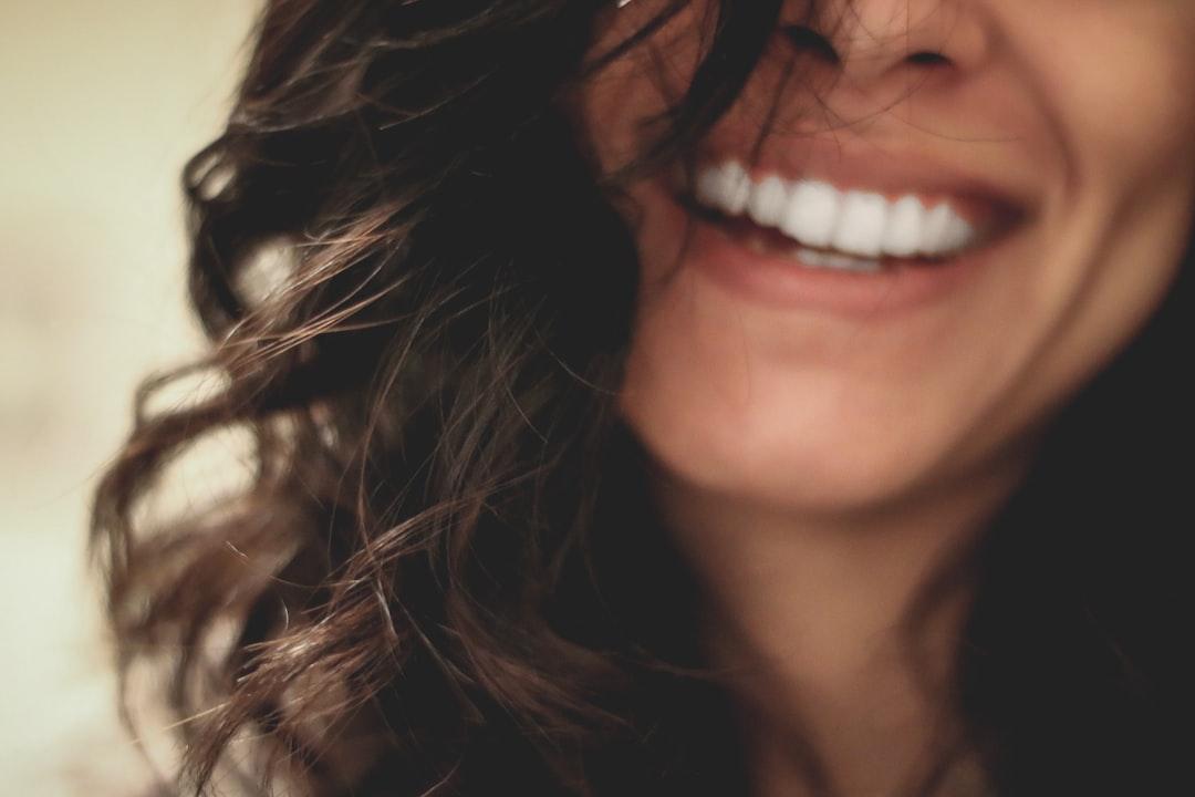 Long black haired woman smiling close-up photography from Lesly Juarez on Unsplash Nước bọt rất tốt cho cơ thể