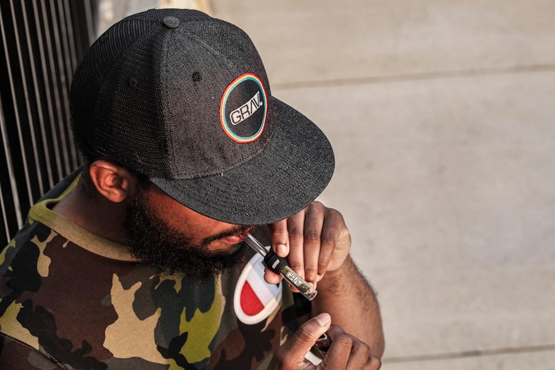Man in black and green camouflage hat holding black and white smartphone from Grav on Unsplash Cứu sống một người ngộ độc 60 viên thuốc an thần
