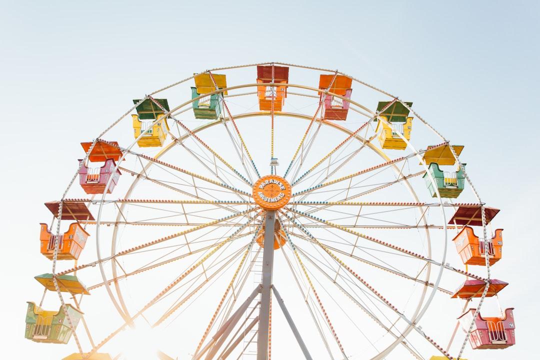Worm's eye view of red, orange, and yellow ferris wheel from Hannah Morgan on Unsplash Chăm sóc da trẻ mùa nắng nóng