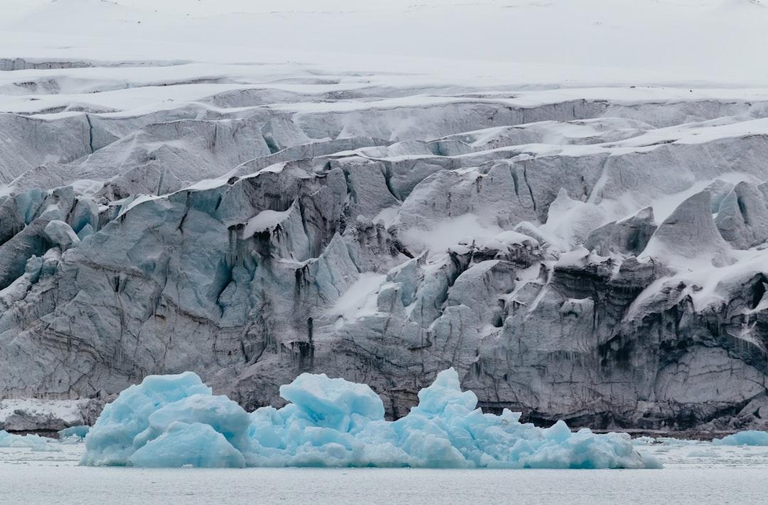Landscape photo of ice glacier from Chris Marquardt on Unsplash Vẫn bán sản phẩm sirô trị cảm lạnh của Thái Lan