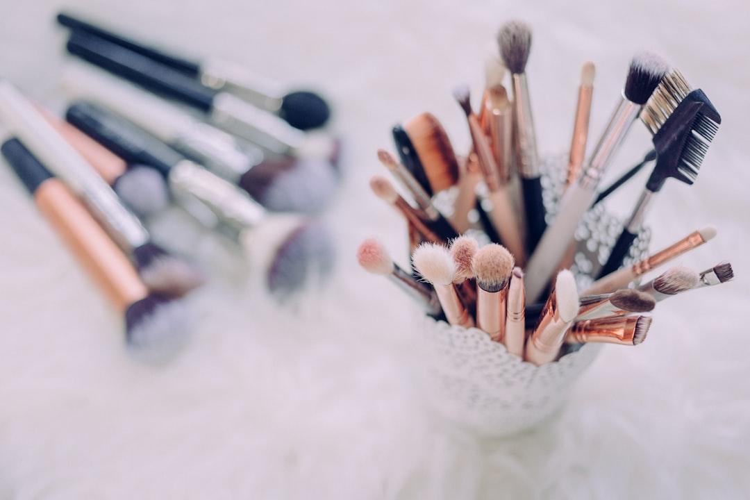 Makeup brush lot from freestocks on Unsplash