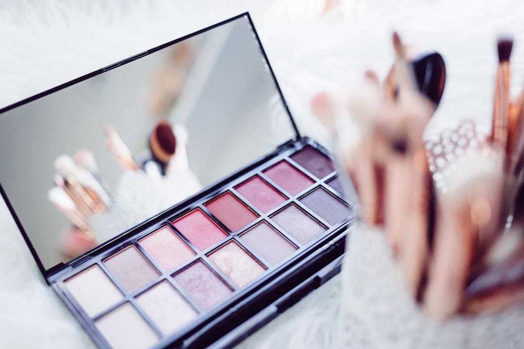 Selective focus photography of eyeshadow palette from freestocks on Unsplash Truyền dịch nước hoa quả làm đẹp da: Đùa với sinh mạng!