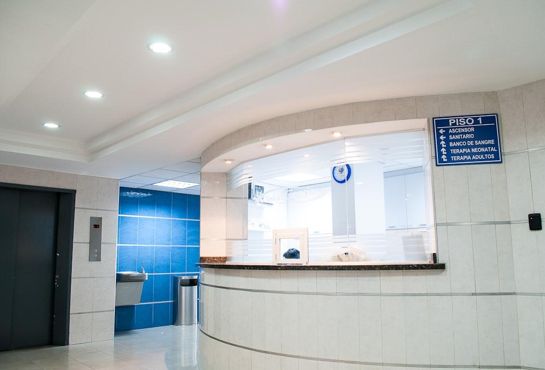 White concrete counter stand from Martha Dominguez de Gouveia on Unsplash Thủng ruột non vì sỏi