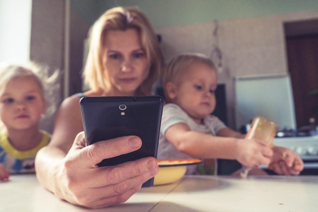 Woman in white shirt holding black ipad from Vitolda Klein on Unsplash Nắng nóng, bệnh hô hấp tăng cao